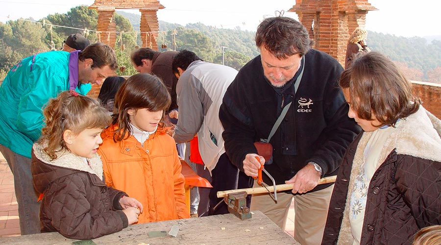 imatge de  Miqui Giménez > Construcció d'instruments tradicionals