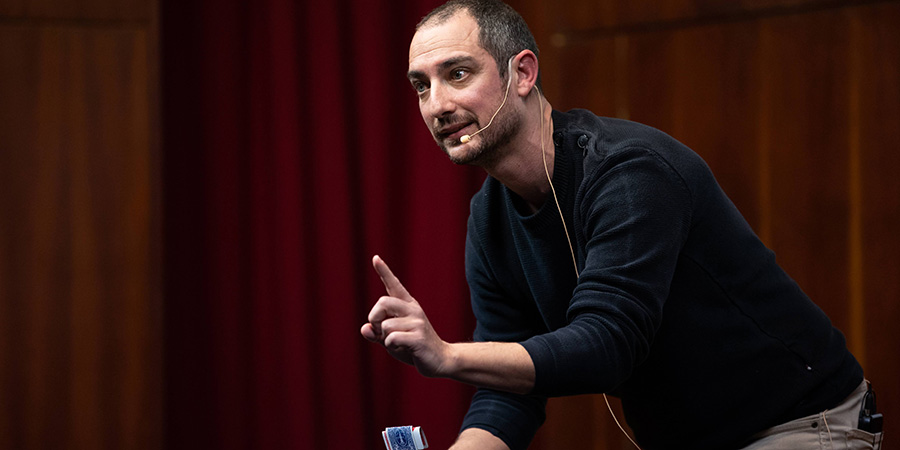 imatge de  Sergio Belmonte > Let's make magic with math